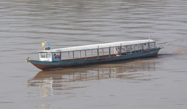 Embarcación de carga en río